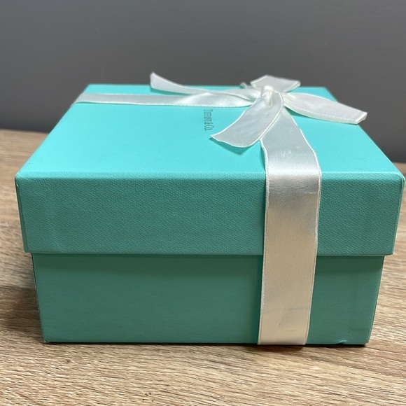 Tiffany & Co. Blue Box with White Ribbon - Picture 4 of 12